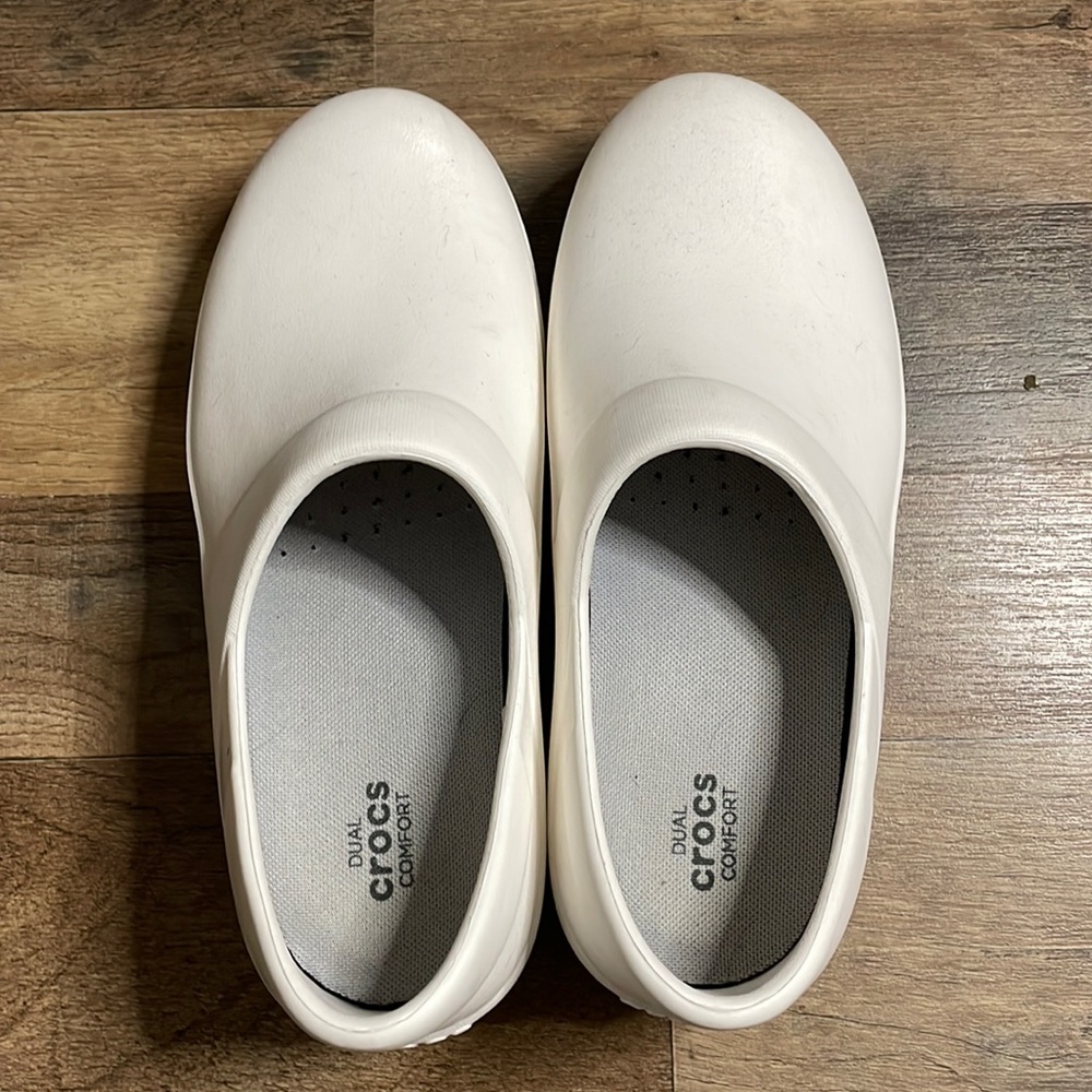 CROCS Size 7 Clogs